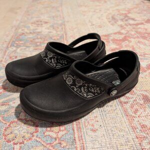 Crocs scrub work clogs - black and silver with floral design